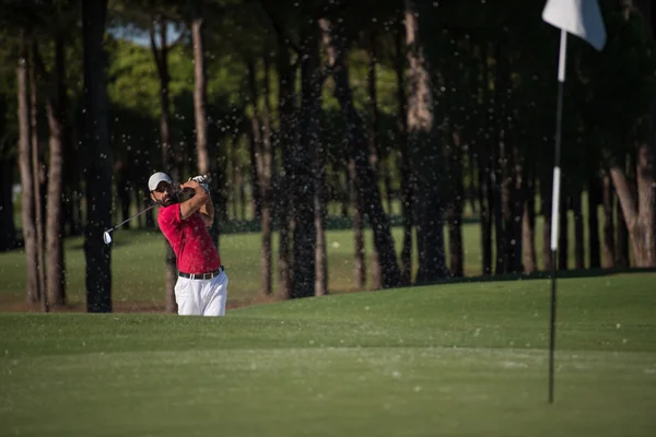 Παίχτης του γκολφ, χτυπώντας μια άμμο ανθρακαποθήκη πλάνο — Φωτογραφία Αρχείου