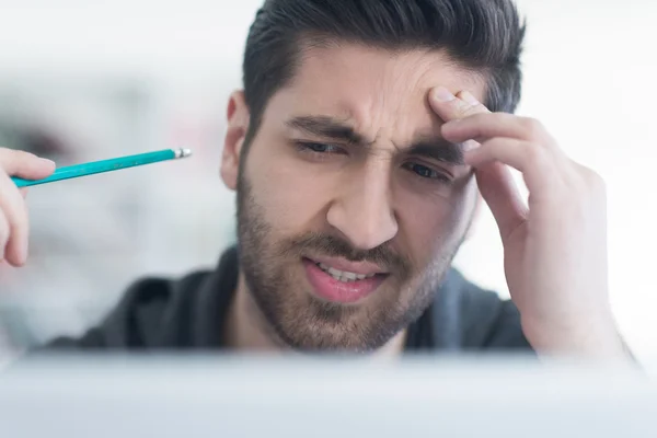 Étudiant à la bibliothèque de l'école en utilisant un ordinateur portable pour la recherche — Photo