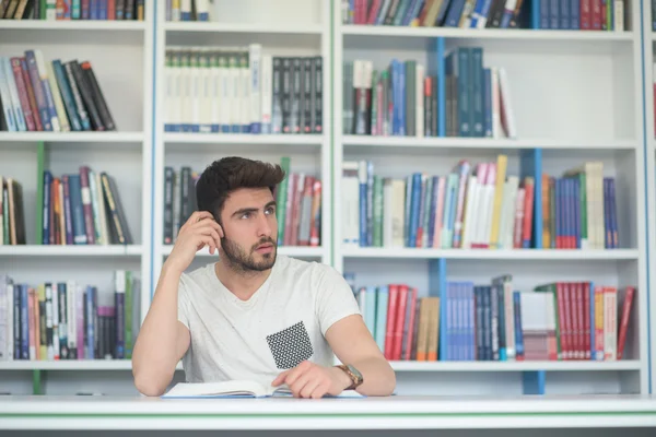 Étudiant à la bibliothèque de l'école — Photo