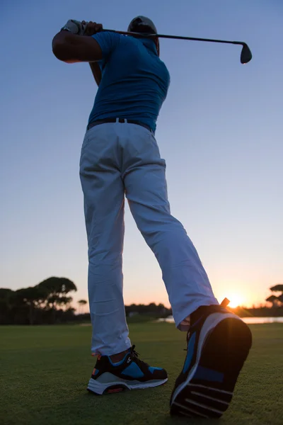 Golfista Golpeando Tiro Largo Con Conductor Curso Puesta Del Sol — Foto de Stock