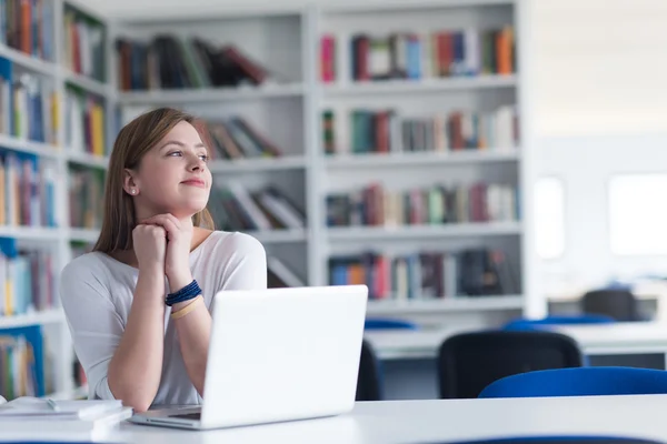 Kobiet student studium w szkolnej bibliotece — Zdjęcie stockowe