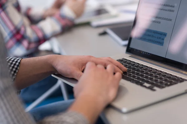 Közelkép üzleti ember kezében Laptop gépelés — Stock Fotó