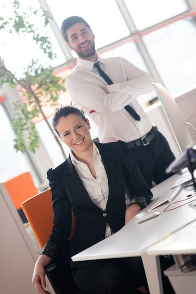 Porträtt av business par på kontor — Stockfoto