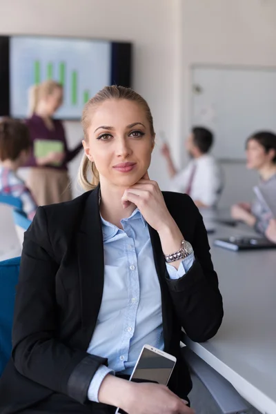 Retrato de la joven mujer de negocios en la oficina con el equipo en la reunión —  Fotos de Stock