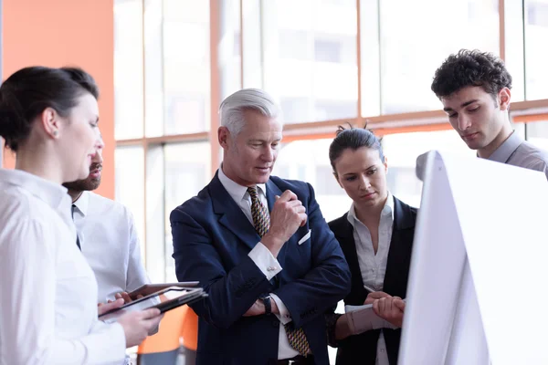 Joven hombre de negocios startup haciendo presentación — Foto de Stock