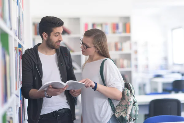 Students couple  in school  library — Stock Photo, Image