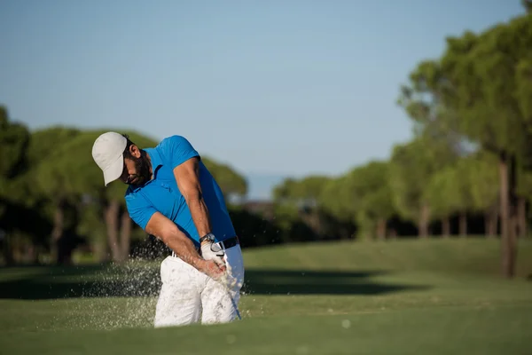 Golfista profissional batendo um bunker de areia tiro — Fotografia de Stock