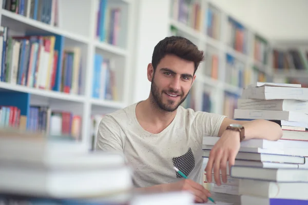 Étudiant à la bibliothèque de l'école — Photo