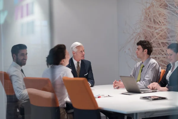 Grupo de empresários brainstorming em reunião — Fotografia de Stock