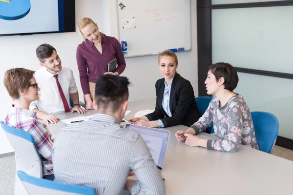 Jonge zakenmensen groep over vergadering op modern kantoor — Stockfoto