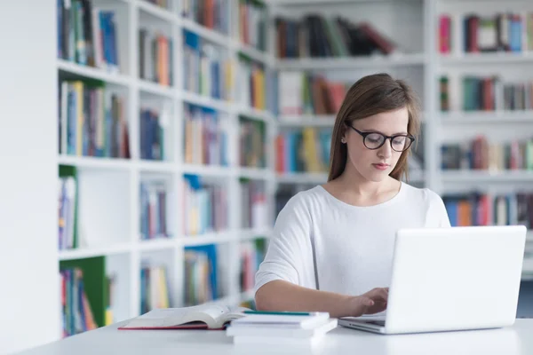 Studentessa studia nella biblioteca scolastica — Foto Stock