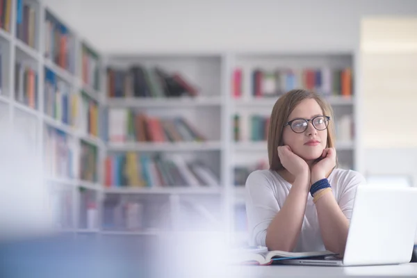 Kvinnlig student studera i skolans bibliotek — Stockfoto