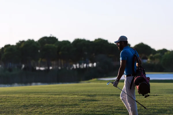 Golfozó, séta és a golf-zsák a gyönyörű naplemente — Stock Fotó