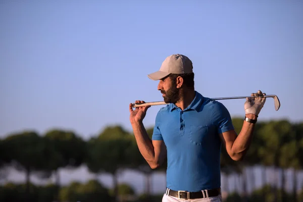 Portret van de golfer op de golfbaan op zonsondergang — Stockfoto