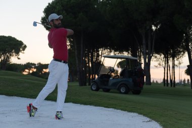sunset bulvarında bir kum BUNKERİ isabet golfçü vurdu