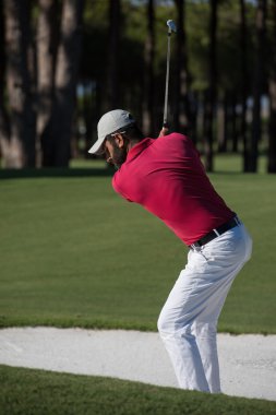 bir kum BUNKERİ atış isabet golfçü