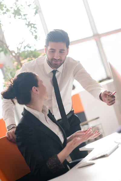 Casal de empresas trabalhando em conjunto no projeto — Fotografia de Stock