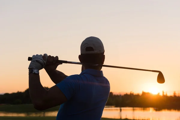 Golfista bater tiro no escuro — Fotografia de Stock