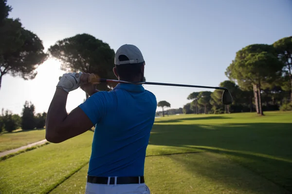 Jogador de golfe bater tiro — Fotografia de Stock