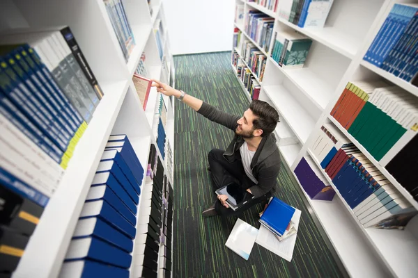 Student studie in schoolbibliotheek — Stockfoto