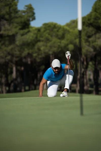 Giocatore di golf mira colpo perfetto — Foto Stock