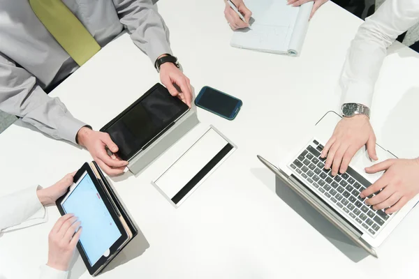 Luftaufnahme einer Geschäftsleute-Gruppe beim Brainstorming auf einem Treffen — Stockfoto