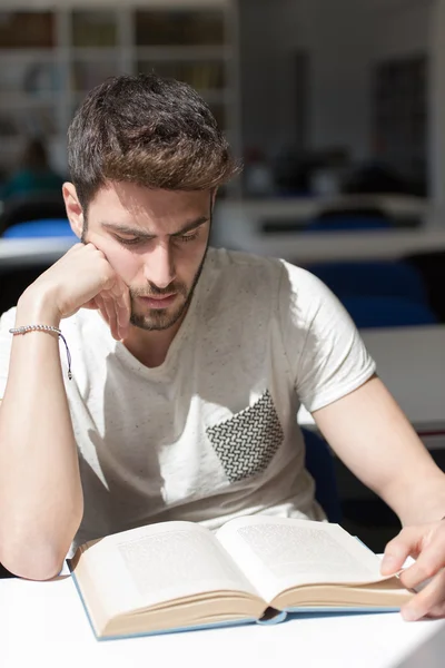 Studente studia nella biblioteca scolastica — Foto Stock