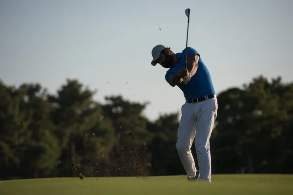 Golfista bater tiro no escuro — Fotografia de Stock