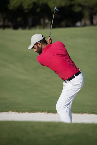 Golfista batendo um bunker de areia tiro — Fotografia de Stock