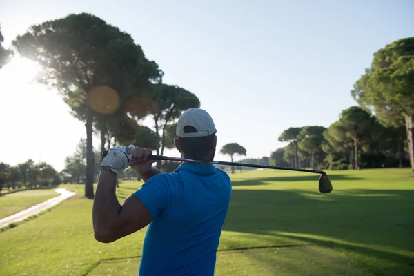 Jogador de golfe bater tiro — Fotografia de Stock