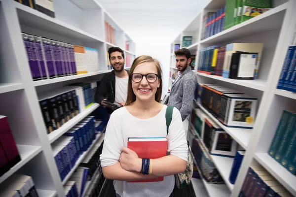 Schülergruppe in der Schulbibliothek — Stockfoto