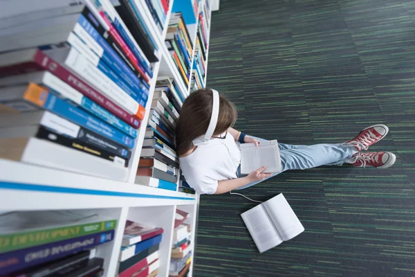 Studente di sesso femminile che studia in biblioteca con tablet e ricerca — Foto Stock