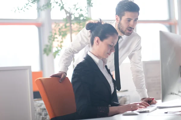 Pareja de negocios trabajando juntos en el proyecto — Foto de Stock