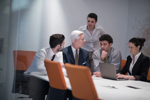 Grupo de gente de negocios en la reunión en la moderna oficina de inicio — Foto de Stock