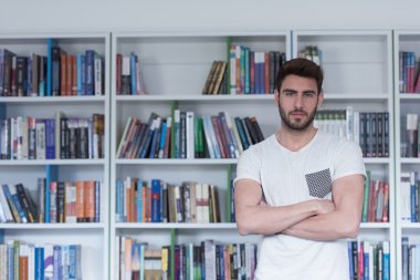 Okul kütüphanesinde öğrenci eğitimi