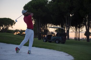 sunset bulvarında bir kum BUNKERİ isabet golfçü vurdu