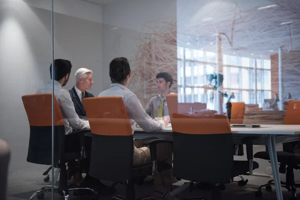 Grupo de empresários brainstorming em reunião — Fotografia de Stock