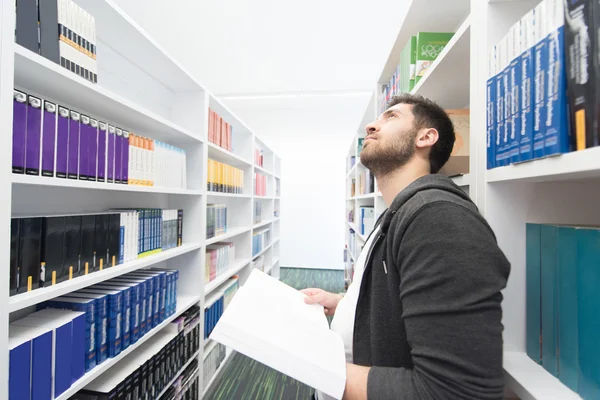 Étudiant à la bibliothèque de l'école — Photo