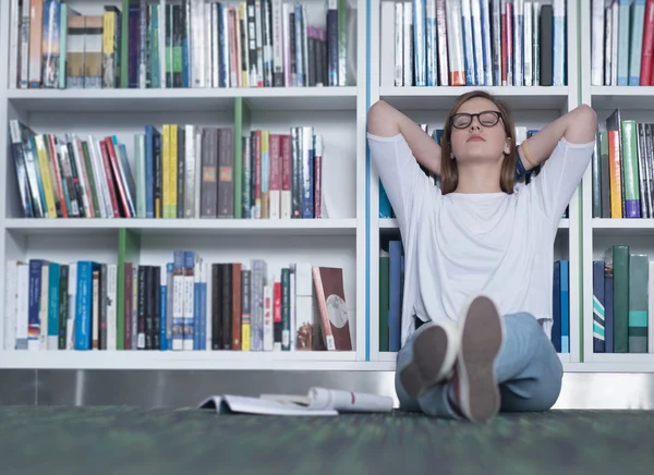 Vrouwelijke student studie in bibliotheek met behulp van tablet en zoeken — Stockfoto