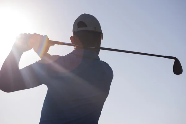 Golf gracz uderzając strzał — Zdjęcie stockowe