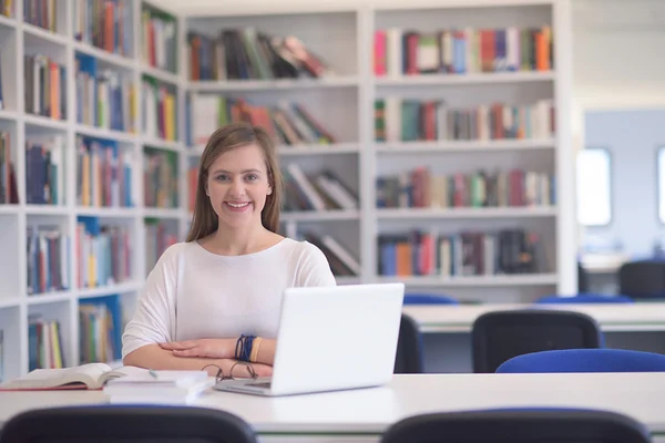 女学生在学校图书馆研究 — 图库照片