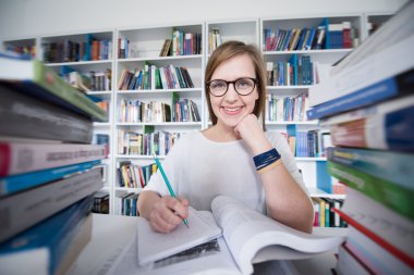 tablet kullanarak ve arama Kütüphane çalışmada kız öğrenci 