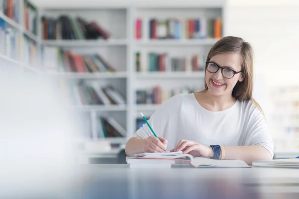 Kvinnlig student studera i skolans bibliotek — Stockfoto