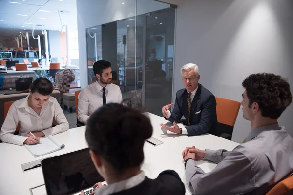 Människor affärsgrupp brainstorming om möte — Stockfoto