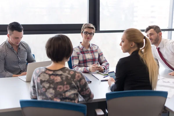 Група молодих бізнесменів на зустрічі в сучасному офісі — стокове фото