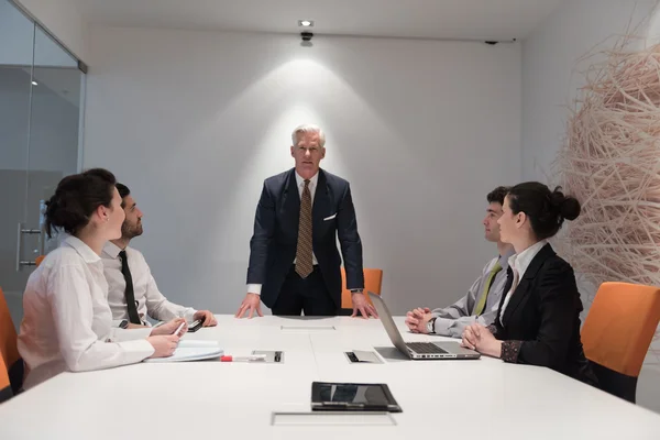 Gente de negocios grupo lluvia de ideas en la reunión — Foto de Stock