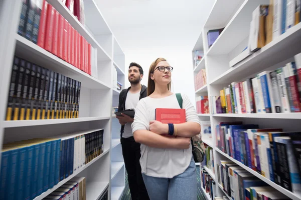 Grupa uczniów w bibliotece szkolnej — Zdjęcie stockowe