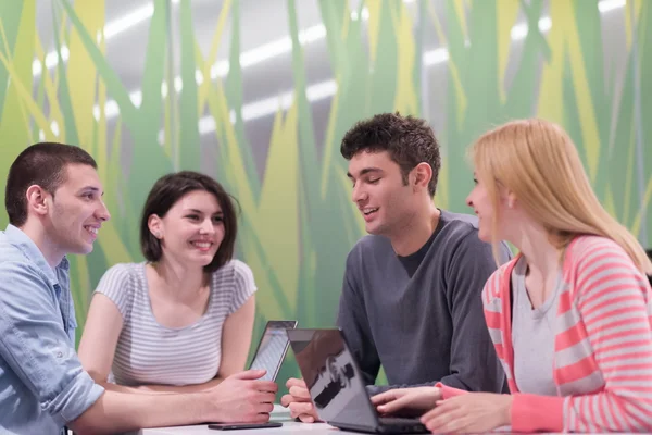 Estudiantes grupo estudio — Foto de Stock