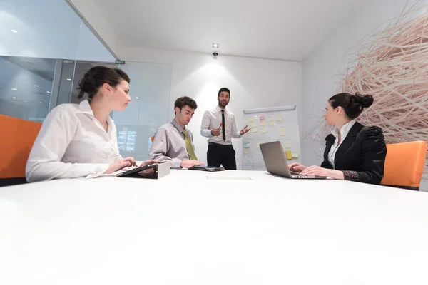 Uomini d'affari di gruppo brainstorming e prendere appunti per capovolgere boa — Foto Stock