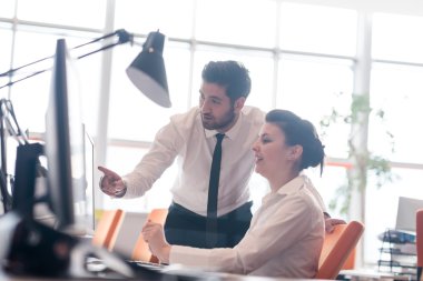 iş birkaç proje üzerinde birlikte çalışma